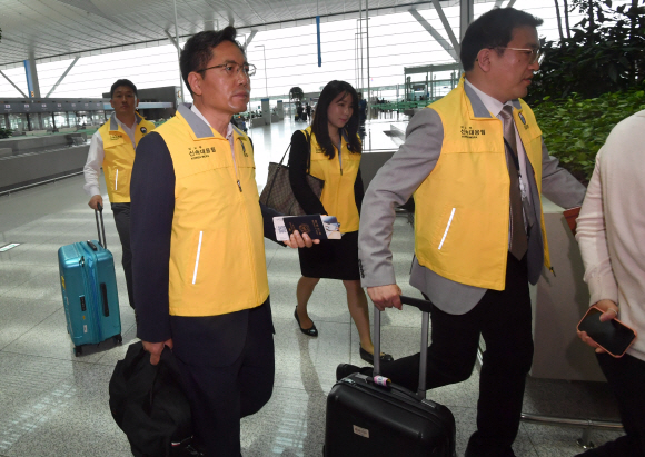 30일 인천국제공항 제2터미널에서 외교부 신속대응팀이 헝가리 유람선 침몰사고 수습을 위해 출국장으로 들어서고 있다. 2019.5.30  박지환 기자 popocar@seoul.co.kr