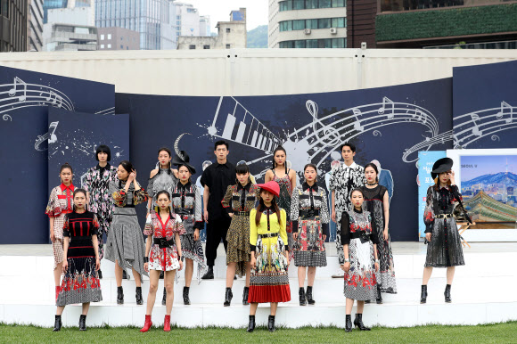 30일 오후 서울광장에서 ‘서울 365-스트리트 패션쇼’모델들이 포즈를 취하고 있다. ‘서울 365 패션쇼’는 ‘서울을 365일 언제 어디서나 런웨이로’를 목표로 진행하며, 스트리트 패션쇼는 매주 월ㆍ목ㆍ토요일 주3회 정기적으로 열린다. 2019.5.30  연합뉴스