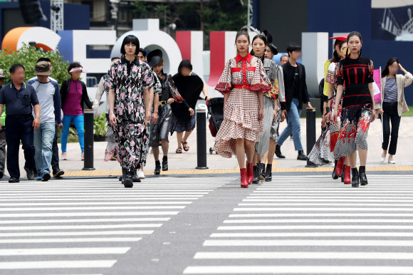 30일 오후 서울광장을 출발한 ‘서울 365-스트리트 패션쇼’모델들이 덕수궁 돌담길을 향하고 있다. ‘서울 365 패션쇼’는 ‘서울을 365일 언제 어디서나 런웨이로’를 목표로 진행하며, 스트리트 패션쇼는 매주 월ㆍ목ㆍ토요일 주3회 정기적으로 열린다. 2019.5.30  연합뉴스