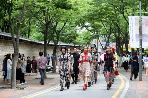 30일 오후 서울 중구 덕수궁 돌담길 일대에서 ‘서울 365-스트리트 패션쇼’ 모델들이 워킹을 하고 있다‘서울 365 패션쇼’는 ‘서울을 365일 언제 어디서나 런웨이로’를 목표로 진행하며, 스트리트 패션쇼는 매주 월ㆍ목ㆍ토요일 주3회 정기적으로 열린다. 2019.5.30  연합뉴스