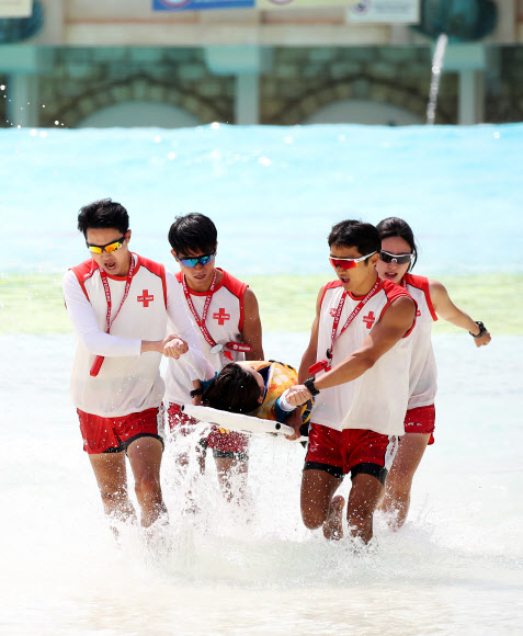 30일 오전 경기도 용인시 캐리비안베이에서 인명구조 요원들이 구조 훈련을 하고 있다. 2019.5.30  연합뉴스