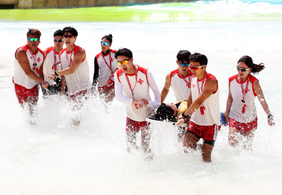 30일 오전 경기도 용인시 캐리비안베이에서 인명구조 요원들이 구조 훈련을 하고 있다. 2019.5.30  연합뉴스