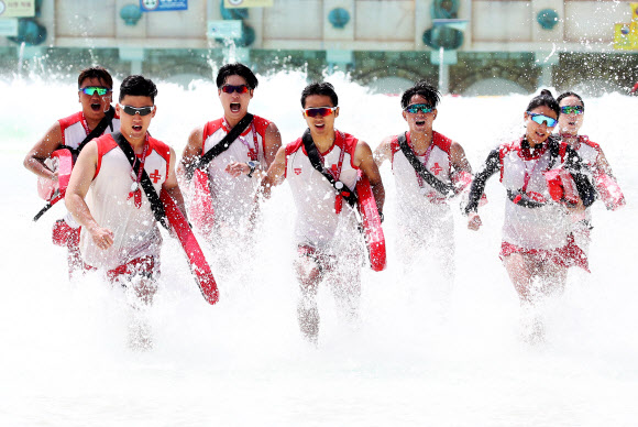 30일 오전 경기도 용인시 캐리비안베이에서 인명구조 요원들이 훈련을 하고 있다. 2019.5.30  연합뉴스