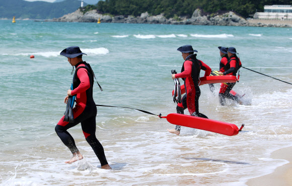내달 1일 개장을 이틀 앞두고 30일 오전 부산 해운대해수욕장에서 119 수상구조대가 구조 훈련을 하고 있다. 2019.5.30  연합뉴스