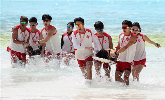 30일 오전 경기도 용인 캐리비안 베이에서 안전지킴이(라이프가드)들이 인명구조 및 체력단련 훈련을 하고 있다. 2019.5.30 뉴스1