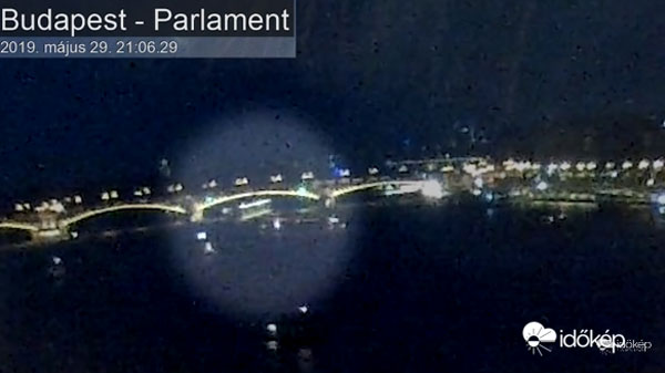 29일(현지시간) 밤 9시 6분께 헝가리 부다페스트 다뉴브강에서 한국인 관광객 33명이 탑승한 하블라니호를 대형 크루즈선이 덮치는 순간.