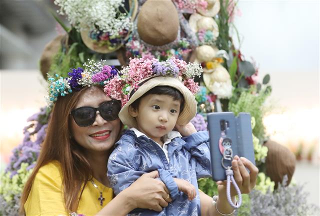 국내 최대 규모의 실내 꽃박람회인 제10회 대구꽃박람회가 30일 대구 엑스코(EXCO)에서 개막했다. 전시장을 찾은 외국인 관람객이 기념사진을 찍고 있다. 6월 2일까지 계속되는 이 박람회는 1만7000㎡ 규모에 대구·경북 상생을 테마로 한 ‘꽃들의 행진’을 선보인다. 2019.5.30 뉴스1