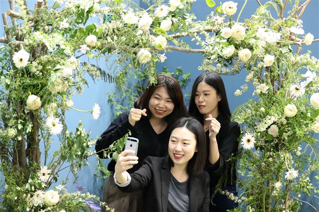 국내 최대 규모의 실내 꽃박람회인 제10회 대구꽃박람회가 30일 대구 엑스코(EXCO)에서 개막했다. 전시장을 찾은 관람객들이 다양한 꽃과 함께 기념사진을 찍으며 즐거운 시간을 보내고 있다. 6월 2일까지 계속되는 이 박람회는 1만7000㎡ 규모에 대구·경북 상생을 테마로 한 ‘꽃들의 행진’을 선보인다. 2019.5.30 뉴스1