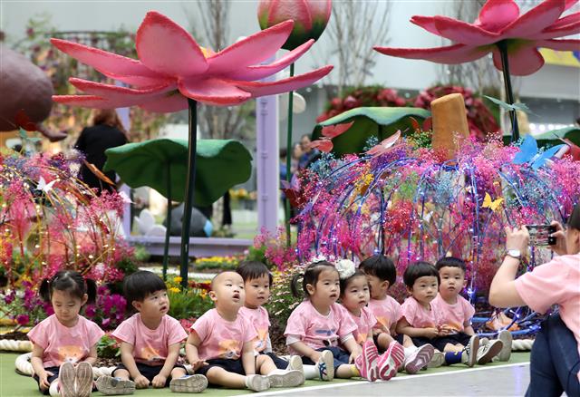 국내 최대 규모의 실내 꽃박람회인 제10회 대구꽃박람회가 30일 대구 엑스코(EXCO)에서 개막했다. 전시장을 찾은 어린이들이 다양한 꽃과 함께 즐거운 시간을 보내고 있다. 6월 2일까지 계속되는 이 박람회는 1만7000㎡ 규모에 대구·경북 상생을 테마로 한 ‘꽃들의 행진’을 선보인다. 2019.5.30 뉴스1