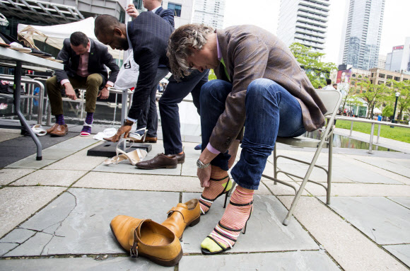 29일(현지시간) 캐나다 토론토에서 ‘2019 여성 신발 신고 1마일 걷기’ 행사가 열린 가운데 남성 참가자들이 하이힐을 신고 있다. 신화 연합뉴스