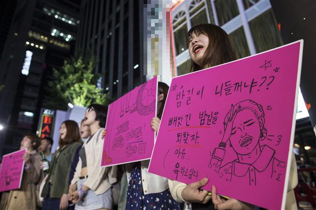 사진은 2016년 5월 17일 강남역 여성 살인사건 발생 직후인 같은 달 24일 서울 신논현역에서 희생자를 추모하는 집회를 열고 여성들 밤길의 안전한 권리를 주장하고 있는 모습. 연합뉴스