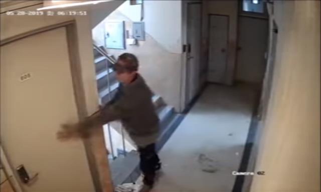 지난 28일 이른 아침 귀가하던 한 여성을 따라가 주거침입을 시도하려던 남성의 모습이 담긴 폐쇄회로(CC)TV 영상이 공개되면서 많은 이들을 공포 속에 몰아넣었다. 유튜브 캡처