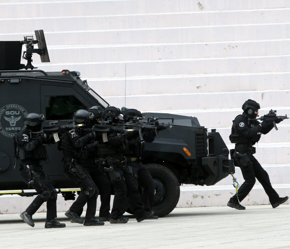 30일 경기도 고양시 일산 킨텍스에서 다중이용시설 테러 대비 합동훈련을 실시하고 있다. ‘2019 을지태극연습’을 맞아 경기도는 실전을 방불케 하는 훈련을 통해 민·관·군·경 합동 비상대비 태세를 점검했다. 2019.5.30 연합뉴스