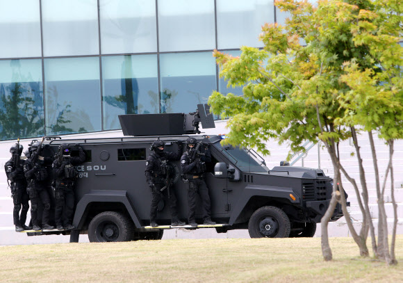 30일 경기도 고양시 일산 킨텍스에서 다중이용시설 테러 대비 합동훈련을 실시하고 있다. ‘2019 을지태극연습’을 맞아 경기도는 실전을 방불케 하는 훈련을 통해 민·관·군·경 합동 비상대비 태세를 점검했다.  2019.5.30  연합뉴스