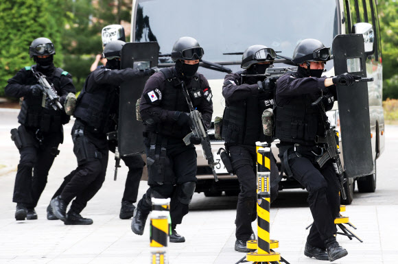 30일 오후 경기도 수원시 장안구 SK아트리움에서 열린 ‘2019 을지태극연습 실제훈련’에서 51사단 헌병특임대원들이 테러범 제압을 위해 진입하고 있다. 2019.5.30  연합뉴스