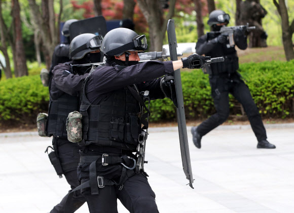 30일 오후 경기도 수원시 장안구 SK아트리움에서 열린 ‘2019 을지태극연습 실제훈련’에서 51사단 헌병특임대원들이 테러범 제압을 위해 진입하고 있다. 2019.5.30  연합뉴스