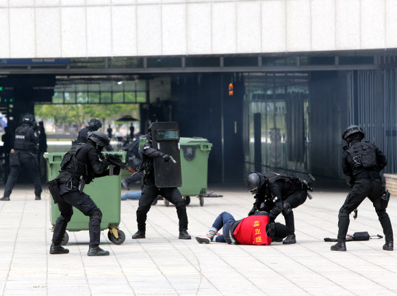 30일 경기도 고양시 일산에서 경찰특공대원들이 다중이용시설인 킨텍스에 침투한 테러범을 진압하는 합동훈련을 실시하고 있다. ‘2019 을지태극연습’을 맞아 경기도는 실전을 방불케 하는 훈련을 통해 민·관·군·경 합동 비상대비 태세를 점검했다. 2019.5.30  연합뉴스