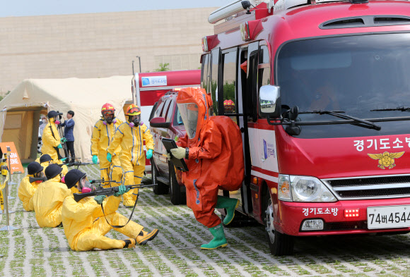 30일 경기도 고양시 일산 킨텍스에서 화학테러를 가장한 다중이용시설 테러 대비 합동훈련을 실시하고 있다. ‘2019 을지태극연습’을 맞아 경기도는 실전을 방불케 하는 훈련을 통해 민·관·군·경 합동 비상대비 태세를 점검했다. 2019.5.30  연합뉴스