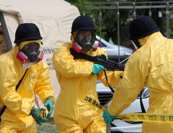 30일 경기도 고양시 일산 킨텍스에서 화학테러를 가장한 다중이용시설 테러 대비 합동훈련을 실시하고 있다. ‘2019 을지태극연습’을 맞아 경기도는 실전을 방불케 하는 훈련을 통해 민·관·군·경 합동 비상대비 태세를 점검했다. 2019.5.30  연합뉴스