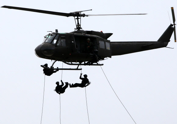 30일 경기도 고양시 일산 킨텍스에서 다중이용시설 테러 대비 합동훈련을 실시하고 있다. ‘2019 을지태극연습’을 맞아 경기도는 실전을 방불케 하는 훈련을 통해 민·관·군·경 합동 비상대비 태세를 점검했다. 2019.5.30  연합뉴스