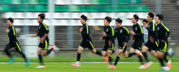 국제축구연맹(FIFA) U20(20세 이하) 월드컵에 출전 중인 한국 대표팀 선수들이 29일(현지시간) 폴란드 카토비체 크레소바 축구장에서 단체로 그라운드를 달리며 몸을 풀고 있다.  카토비체(폴란드) 연합뉴스