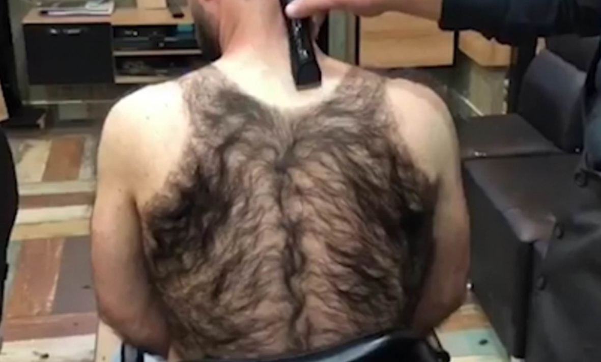 등에 수북한 털을 남성 속옷 모양의 털로 변신시킨 이발사(유튜브 영상 캡처)