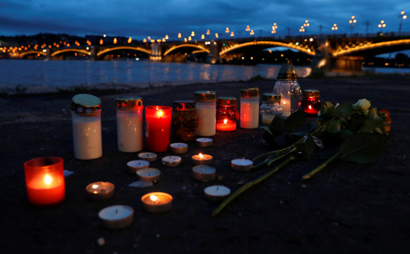 다뉴브강변에 불 밝힌 ‘추모의 촛불’