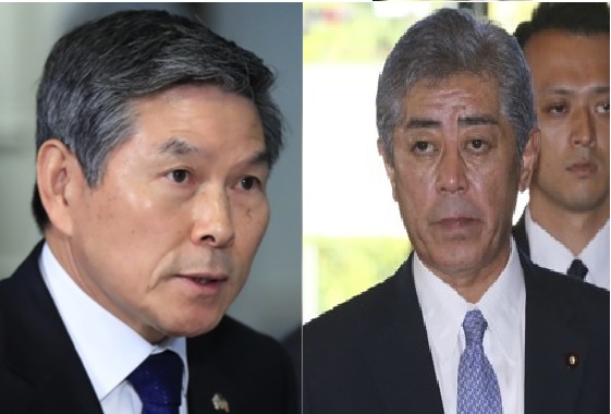 정경두(왼쪽) 국방부 장관과 이와야 다케시 일본 방위상