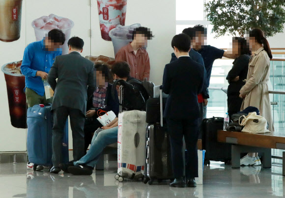 29일(현지시간) 저녁 헝가리 부다페스트 다뉴브강에서 한국인 관광객 등35명을 태운 유람선이 침몰했다. 피해자 가족이 31일 인천공항에서 현지로 가기 위해 기다리고 있다. 2019.5.31  연합뉴스