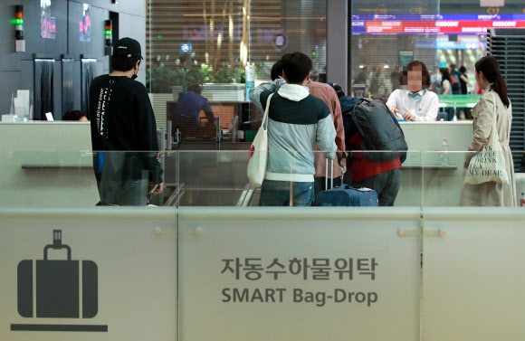 29일(현지시간) 저녁 헝가리 부다페스트 다뉴브강에서 한국인 관광객 등35명을 태운 유람선이 침몰했다. 피해자 가족이 31일 인천공항에서 현지로 가기 위해 출국 수속을 밟고 있다. 2019.5.31  연합뉴스