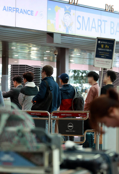 29일(현지시간) 저녁 헝가리 부다페스트 다뉴브강에서 한국인 관광객 등35명을 태운 유람선이 침몰했다. 피해자 가족이 31일 인천공항에서 현지로 가기 위해 출국 수속을 밟고 있다. 2019.5.31  연합뉴스