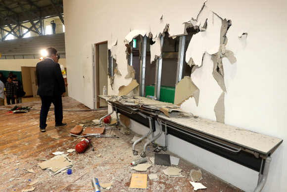 31일 오전 현대중공업 주주총회가 열린 울산대학교 체육관의 벽면이 파손돼 있다. 2019.5.31  연합뉴스