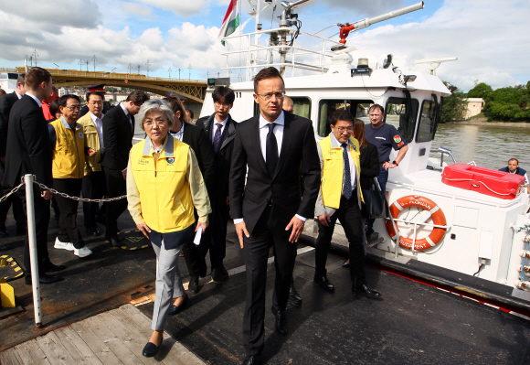 Hungarian Foreign Minister Peter Szijjarto and South Korean Foreign Minister K ang Kyung-wha leave after visiting the site of a ship accident, which killed several people, near Margaret Bridge on the Danube river in Budapest, Hungary, May 31, 2019. REUTERS/Antonio Bronic/2019-05-31 16:23:57/ <저작권자 ⓒ 1980-2019 ㈜연합뉴스. 무단 전재 재배포 금지.>