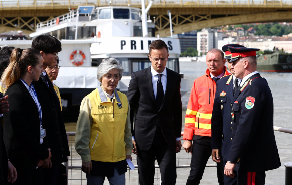 Hungarian Foreign Minister Peter Szijjarto and South Korean Foreign Minister K ang Kyung-wha visit the site of a ship accident, which killed several people, near Margaret Bridge on the Danube river in Budapest, Hungary, May 31, 2019. REUTERS/Antonio Bronic/2019-05-31 16:24:42/ <저작권자 ⓒ 1980-2019 ㈜연합뉴스. 무단 전재 재배포 금지.>