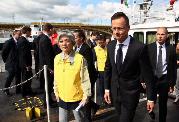 Hungarian Foreign Minister Peter Szijjarto and South Korean Foreign Minister K ang Kyung-wha leave after visiting the site of a ship accident, which killed several people, near Margaret Bridge on the Danube river in Budapest, Hungary, May 31, 2019. REUTERS/Antonio Bronic/2019-05-31 16:26:38/ <저작권자 ⓒ 1980-2019 ㈜연합뉴스. 무단 전재 재배포 금지.>