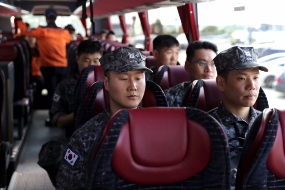Special South Korean rescue team sit on a bus as they arrive at Ferenc Liszt International Airport in Budapest, Hungary, May 31, 2019. REUTERS/Marko Djurica/2019-05-31 16:49:40/ <저작권자 ⓒ 1980-2019 ㈜연합뉴스. 무단 전재 재배포 금지.>