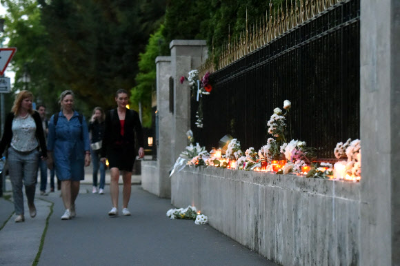 추모 분위기의 주헝가리 한국대사관 앞