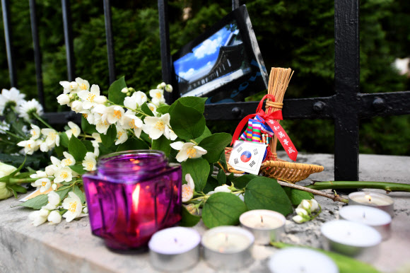 추모 분위기 속 韓대사관 앞에 놓인 태극기