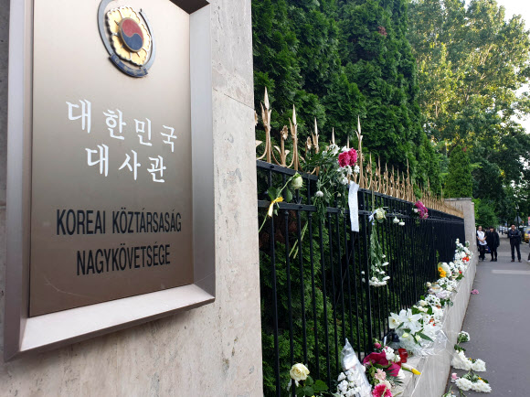추모 물결 이어지는 한국대사관