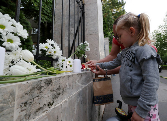 고사리 손으로 애도를 표하며