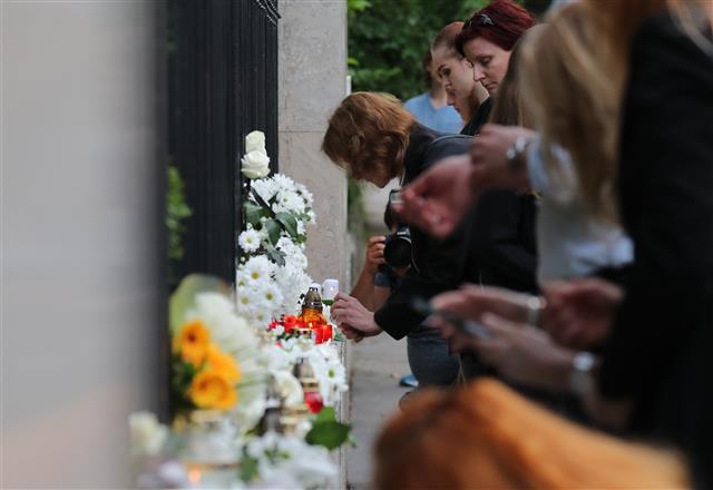 슬픔 나누는 헝가리 추모객들