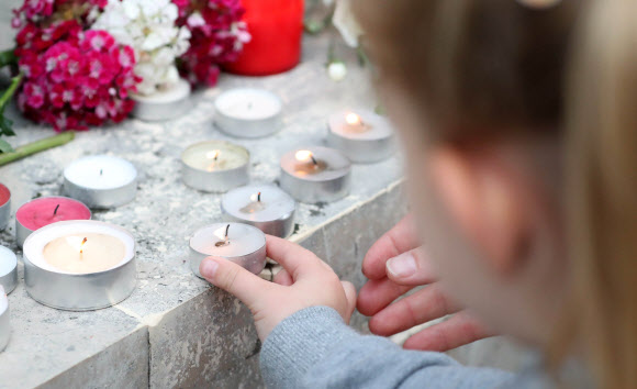 고사리 손으로 애도를 뜻하며