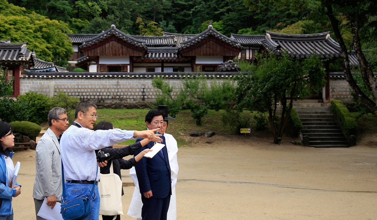 지난해 유네스코 자문심사기구인 ICOMOS 관계자들이 도산서원을 실사하는 모습. 가운데에서 손가락으로 앞을 가르키는 ICOMOS 심사자는 중국인 정쥔. 한국의 서원 통합보존관리단 제공