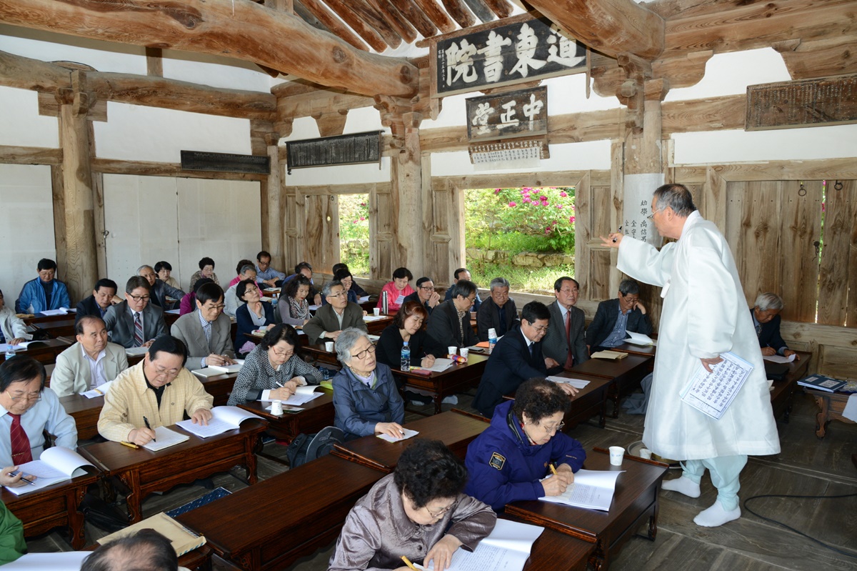 도동서원 소속 한 유림 학자가 일반인들을 상대로 성리학과 유학에 대해 강학하는 모습. 한국의 서원 통합보존관리단 제공