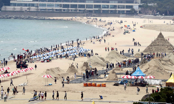 부산 바다 활짝…해수욕장 개장