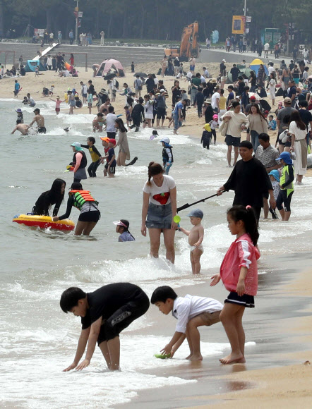 해운대해수욕장 개장 피서객 북적