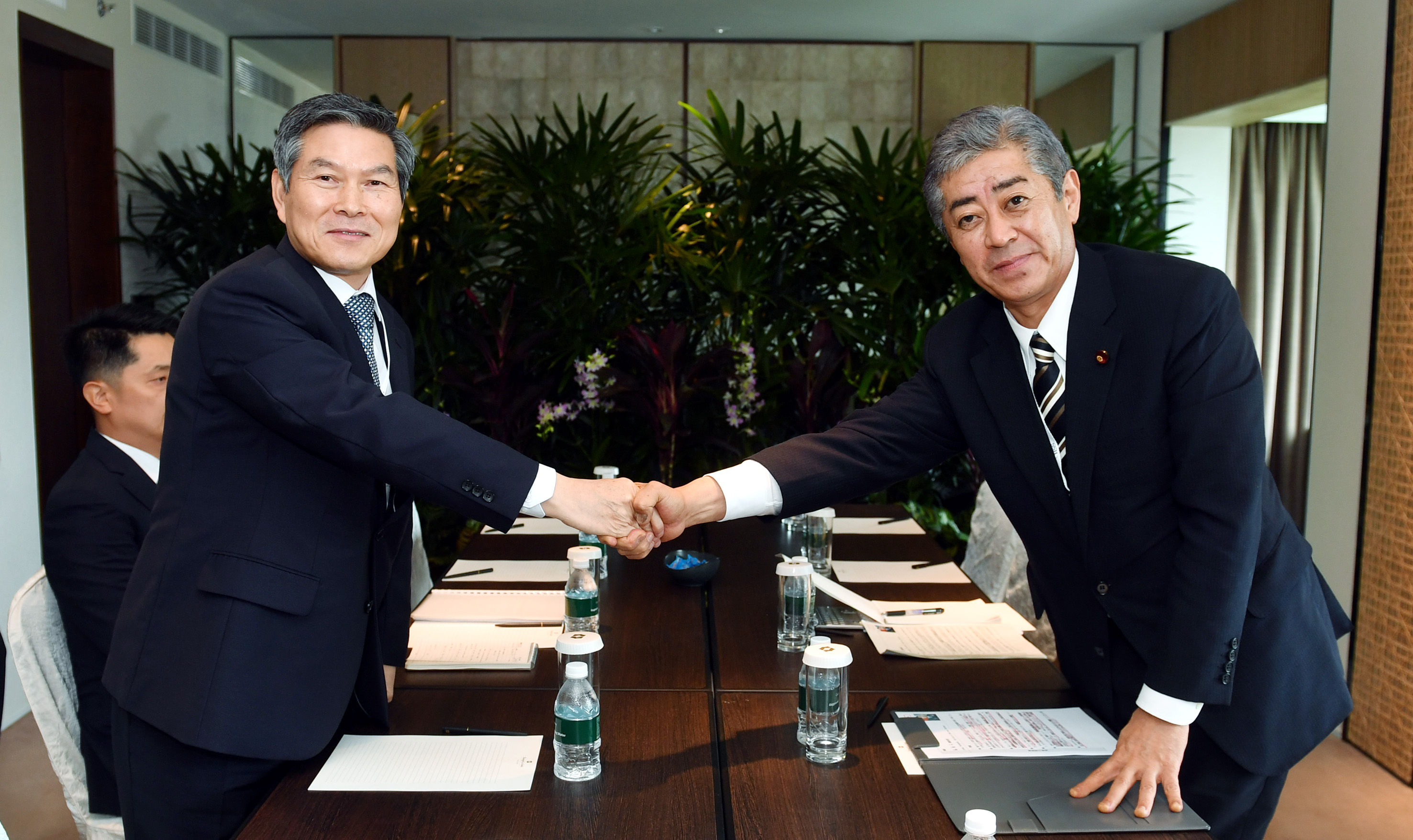 정경두(왼쪽) 국방부 장관과 이와야 다케시 일본 방위상이 1일 아시아안보회의(샹그릴라 대화) 계기로 양자 회담을 갖고 양국 관계 개선에 대해 논의했다. 국방부 제공