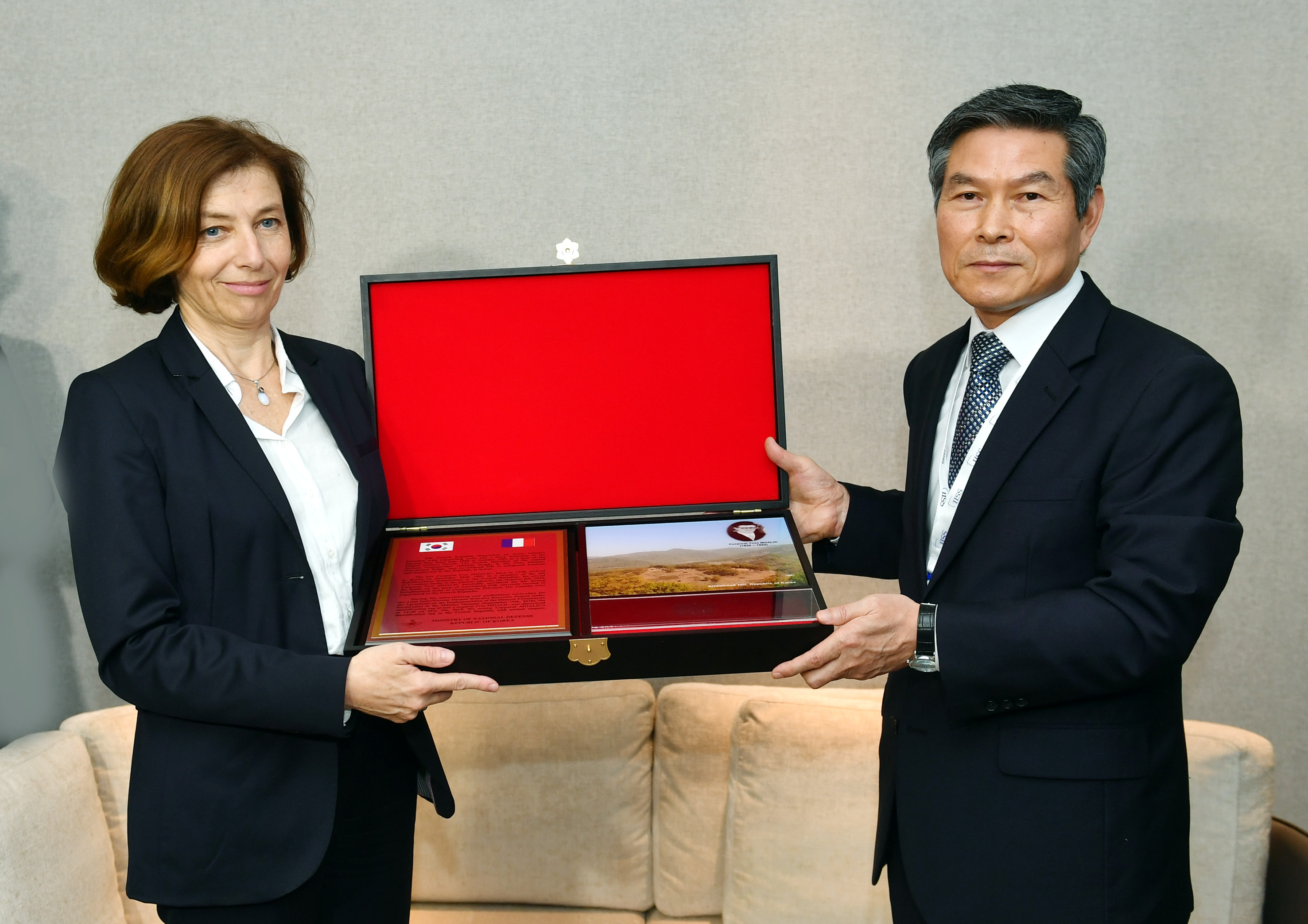 정경두(오른쪽) 국방부 장관이 1일 플로랑스 파를리 프랑스 국방장관을 만나 최근 화살머리고지에서 발견된 이브 모알릭 상병의 인식표를 전달하고 있다. 국방부 제공