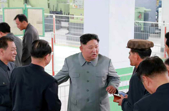 평남기계종합공장 내부 둘러보는 김정은