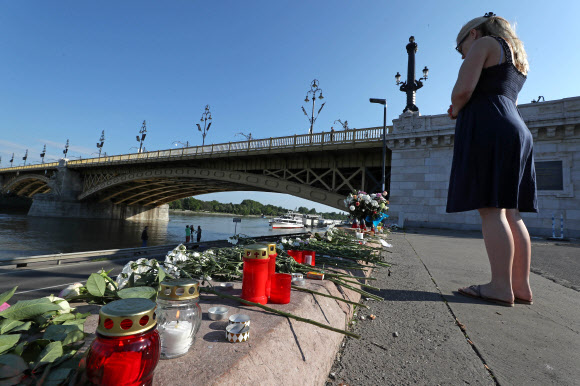 희생자 추모하는 헝가리 시민